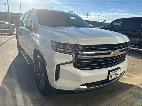 Used 2022 Chevrolet Suburban LT w/ Luxury Package image 2