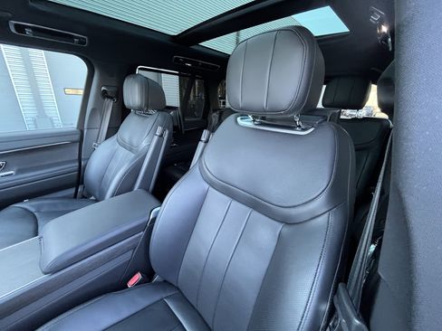 Certified 2025 Land Rover Range Rover SE image 17