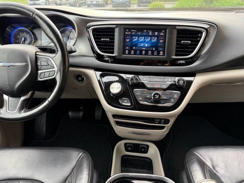 Used 2020 Chrysler Pacifica Touring-L w/ Tire & Wheel Group image 24