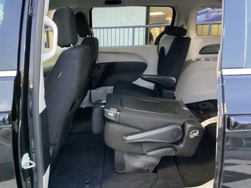 Used 2023 Chrysler Voyager LX image 13