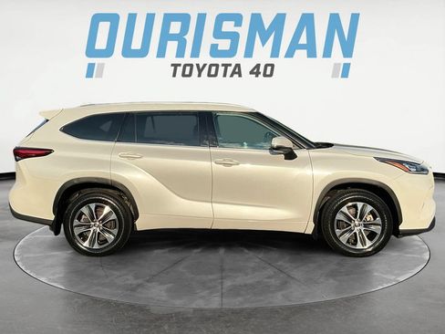 Used 2021 Toyota Highlander XLE AWD/4WD image 8