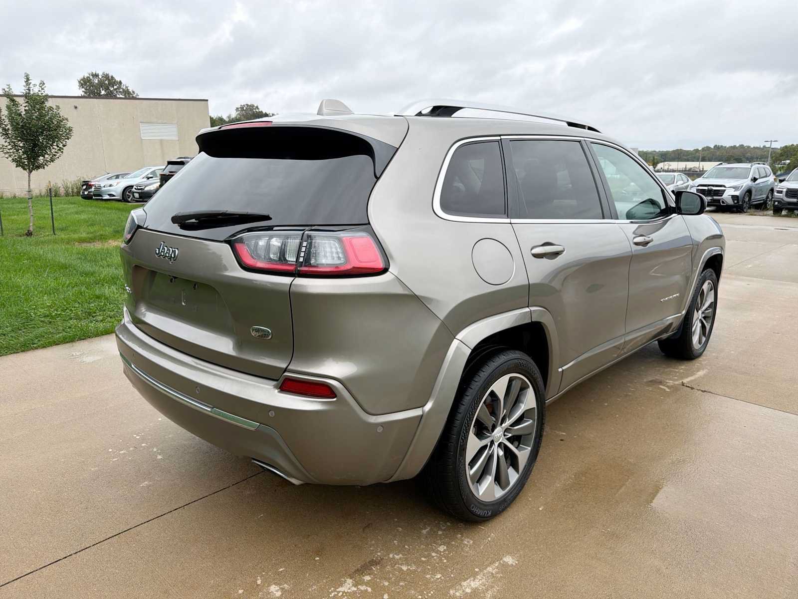 Used 2019 Jeep Cherokee Overland w/ Technology Group AWD/4WD image 4