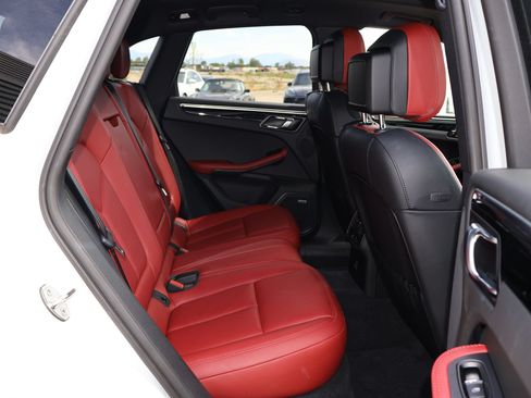 Used 2024 Porsche Macan AWD/4WD image 30