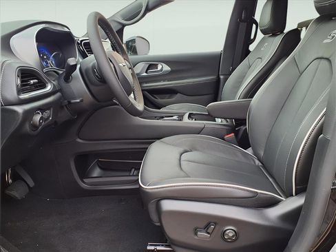 New 2026 Chrysler Pacifica Limited image 7