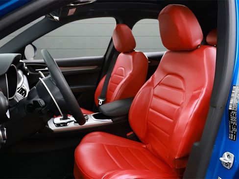 Used 2023 Alfa Romeo Stelvio Veloce image 3