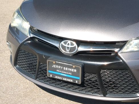 Used 2016 Toyota Camry SE w/ Moonroof Package FWD image 9