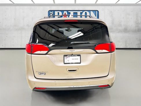 Used 2017 Chrysler Pacifica Touring-L image 6