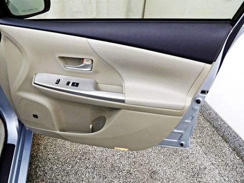 Used 2013 Toyota Prius V Five image 11