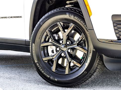 New 2025 Jeep Grand Cherokee L Altitude image 2