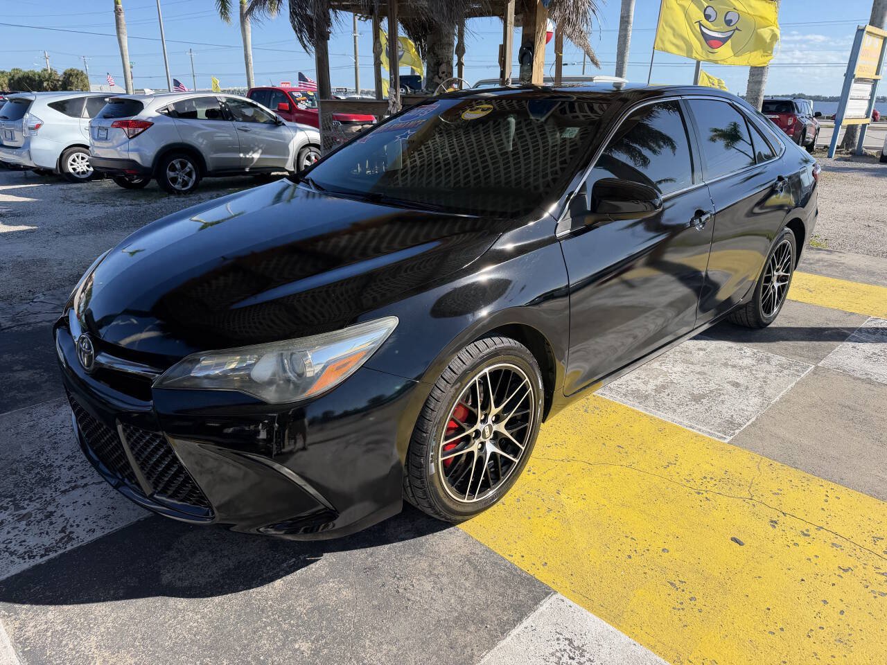 Used 2015 Toyota Camry SE FWD image 1