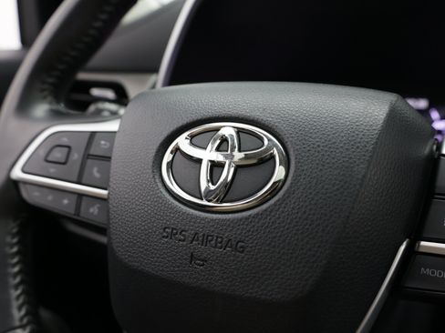 Used 2022 Toyota Highlander XLE FWD image 27