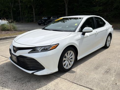 Used 2018 Toyota Camry LE FWD image 3