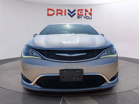 Used 2018 Chrysler Pacifica Limited image 8