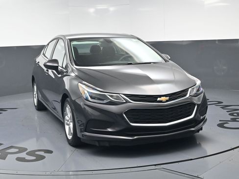 Used 2017 Chevrolet Cruze LT w/ Convenience Package image 3