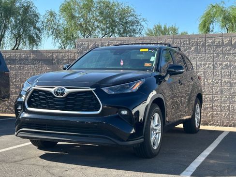 Used 2023 Toyota Highlander LE FWD image 2