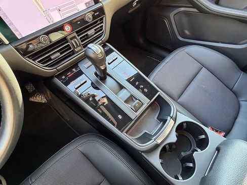 Certified 2025 Porsche Macan image 16