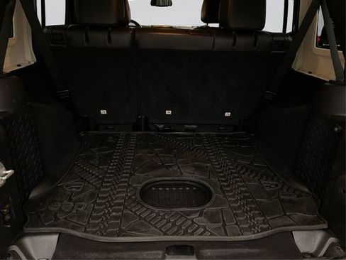 Used 2016 Jeep Wrangler Unlimited Sahara image 13