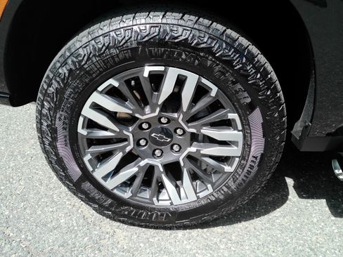 Used 2026 Chevrolet Suburban Z71 AWD/4WD image 30