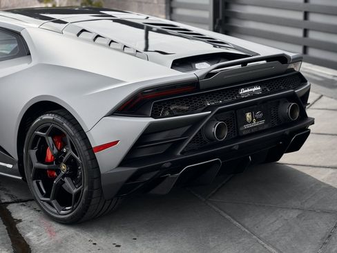 Used 2023 Lamborghini Huracan EVO image 12