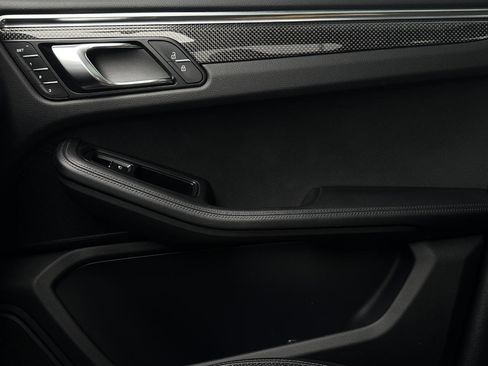 Used 2020 Porsche Macan Turbo image 33