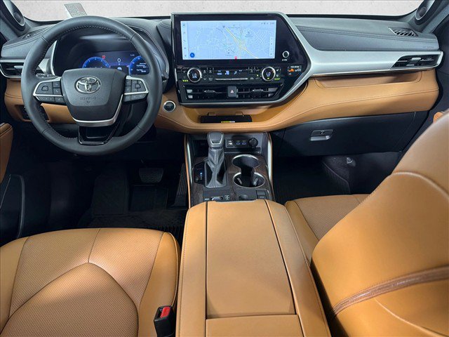Used 2024 Toyota Highlander Platinum FWD image 25