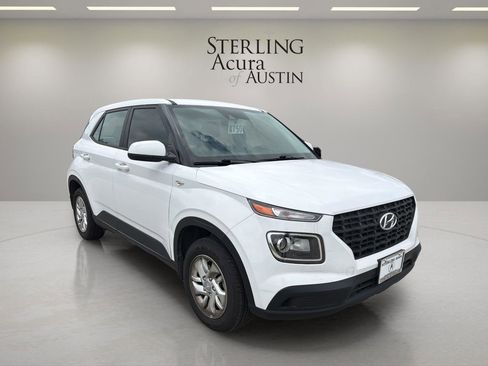 Used 2022 Hyundai Venue SE FWD image 3