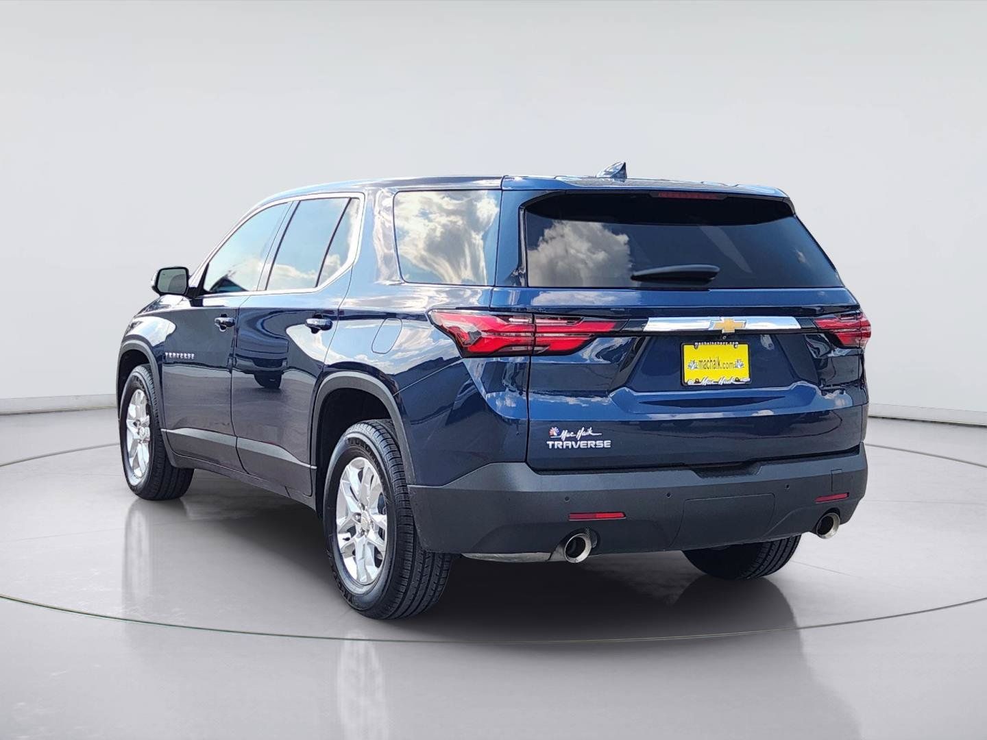 Used 2023 Chevrolet Traverse LS w/ Safety Package FWD image 5