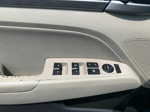 Used 2017 Hyundai Elantra SE image 21