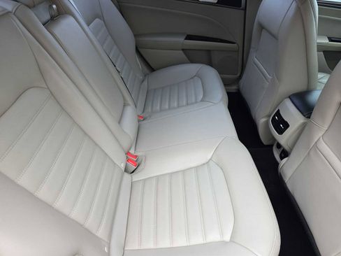 Used 2017 Ford Fusion SE w/ Fusion SE Technology Package image 17