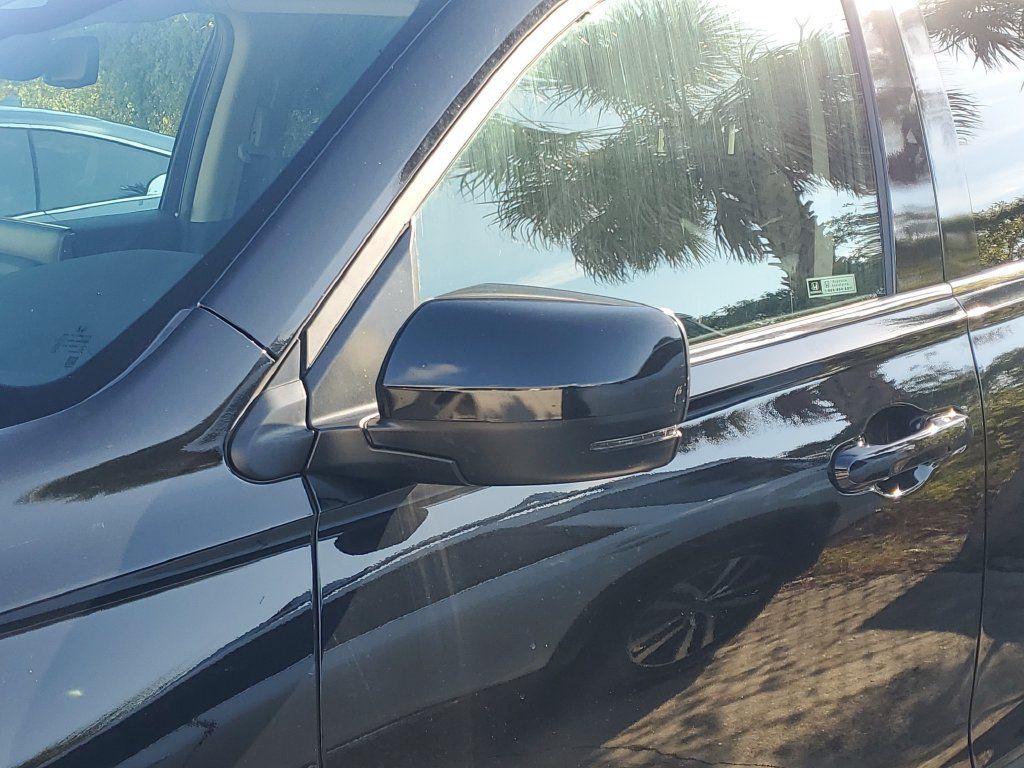 Used 2025 Honda Pilot Touring image 3