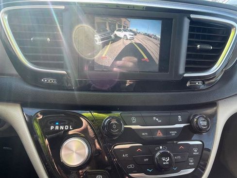 Used 2020 Chrysler Pacifica Touring-L image 23