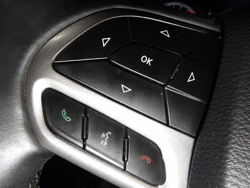 Used 2019 Jeep Cherokee Limited AWD/4WD image 16
