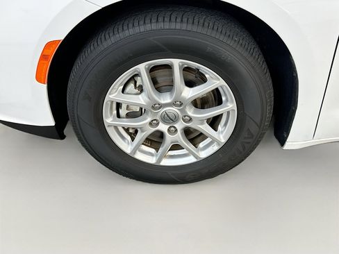 Used 2024 Chrysler Pacifica Touring-L image 11