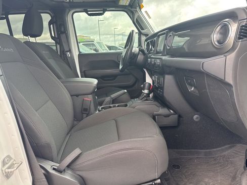 Certified 2022 Jeep Gladiator Overland w/ Safety Group image 11