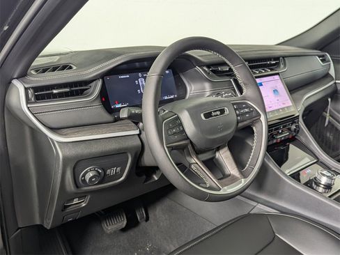 New 2025 Jeep Grand Cherokee Limited image 11