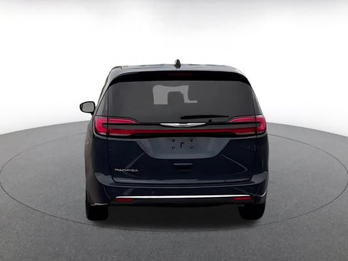 Used 2025 Chrysler Pacifica Select FWD image 12