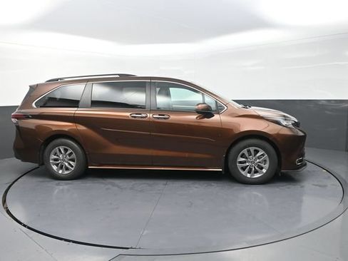 Certified 2022 Toyota Sienna XLE w/ XLE Plus Package AWD/4WD image 26