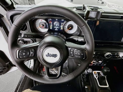 Used 2025 Jeep Gladiator Mojave w/ Technology Group AWD/4WD image 21