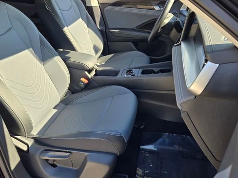 Certified 2025 Volkswagen Tiguan SE w/ Panoramic Sunroof Package AWD/4WD image 19