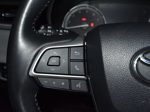 Used 2022 Toyota Highlander XLE AWD/4WD image 7