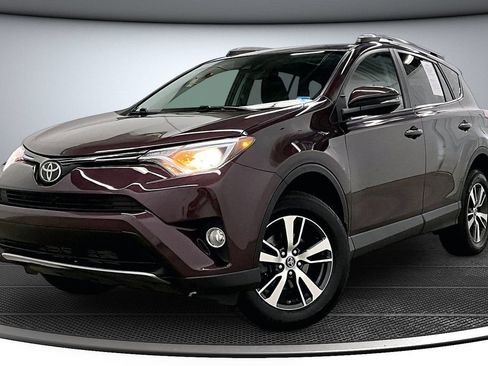 Used 2018 Toyota RAV4 XLE AWD/4WD image 3