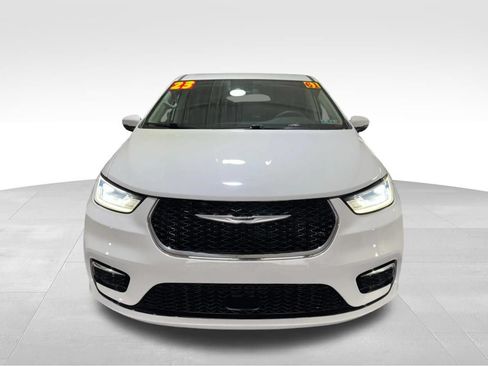 Used 2023 Chrysler Pacifica Touring-L FWD image 2