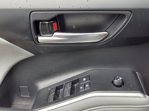 Used 2021 Toyota Highlander XLE AWD/4WD image 17