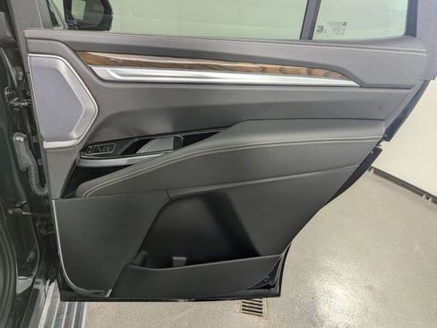 Used 2025 Cadillac Escalade Premium Luxury Platinum image 18