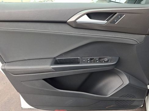 Certified 2025 Volkswagen Taos SE image 12