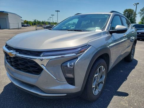 Used 2025 Chevrolet Trax LT FWD image 3