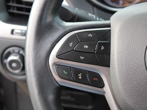 Used 2019 Jeep Cherokee Latitude Plus w/ Comfort/Convenience Group FWD image 19