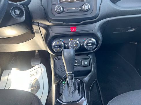 Used 2017 Jeep Renegade Altitude FWD image 11