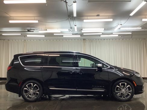 New 2026 Chrysler Pacifica Pinnacle w/ Trailer Tow Group image 5