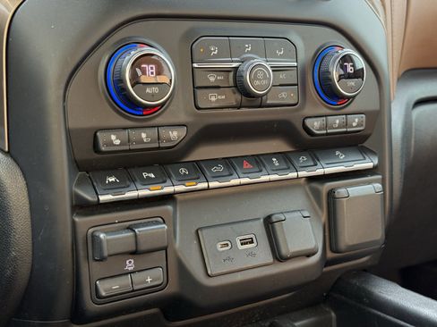 Used 2020 Chevrolet Silverado 1500 High Country w/ Technology Package image 14